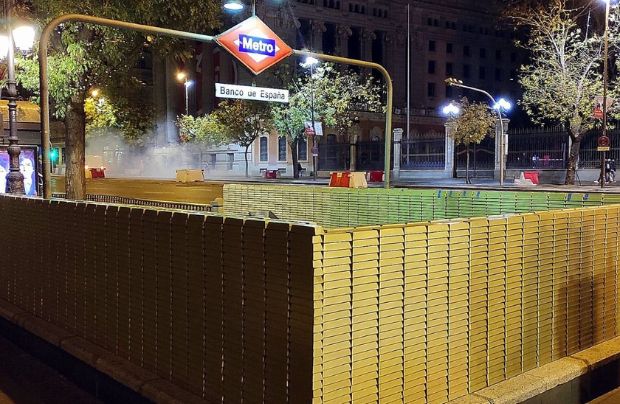 la salida de metro de Banco España llena de "lingotes de oro" es un ejemplo de inbound marketing creado por Netflix por la serie La Casa de Papel